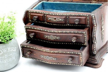 Guarda joias de pau santo em formato de cómoda com aplicações em prata com gavetas funcionais e tampa basculante